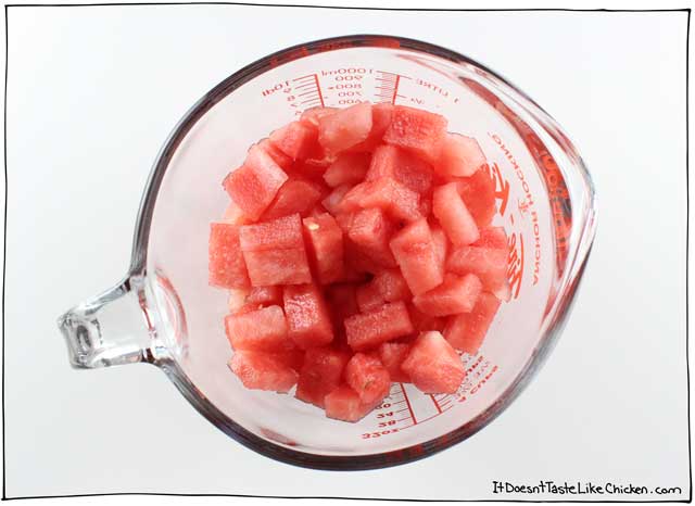 这不是辛辣的金枪鱼,它是西瓜!这家辛辣的西瓜素食寿司是甜美和咸味的完美组合。快速且易于制作。#itdoesnttttaStelikechickenGydF4y2Ba