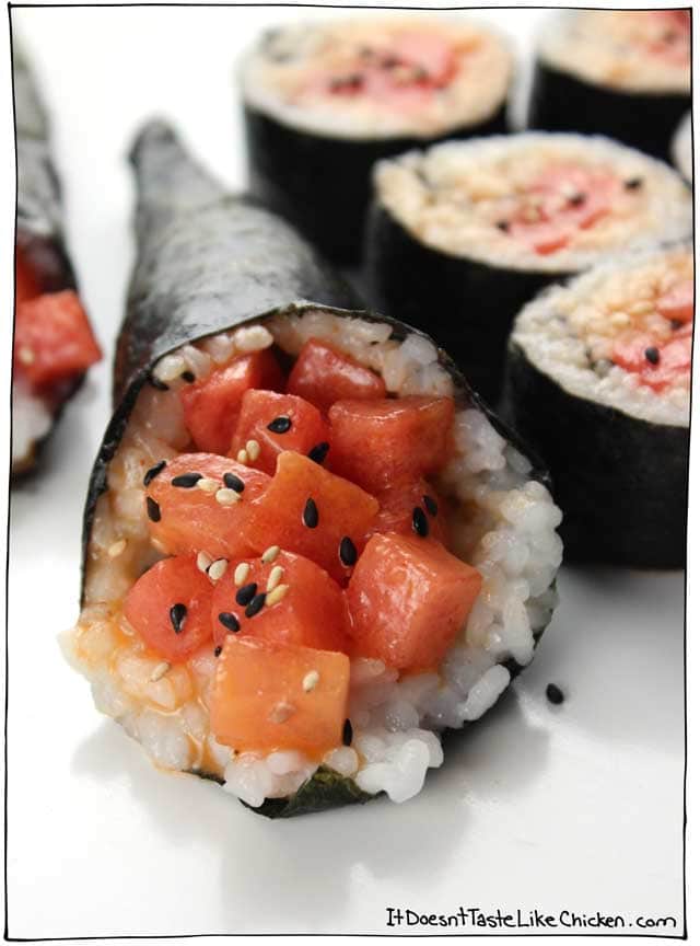这不是辛辣的金枪鱼,它是西瓜!这家辛辣的西瓜素食寿司是甜美和咸味的完美组合。快速且易于制作。#itdoesnttttaStelikechickenGydF4y2Ba