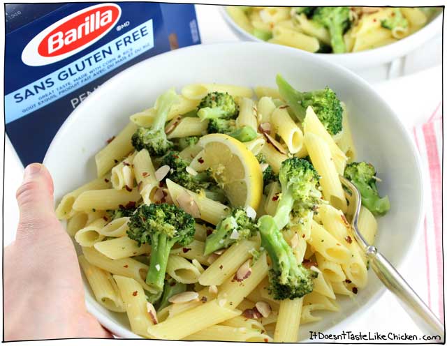 一锅,20分钟,无麸质素食,大蒜柠檬西兰花意面!这种超级快速简单的食物非常适合忙碌的工作日晚上,或者长跑后补充碳水化合物。# itdoesnttastelikechicken