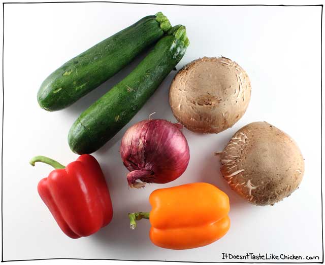 素食烤蔬菜吉罗斯!简单的希腊风格晚餐食谱。刚腌制蔬菜,烤架,组装三明治味道。无乳制品,素食。#itdoesnttttaStelikechicken