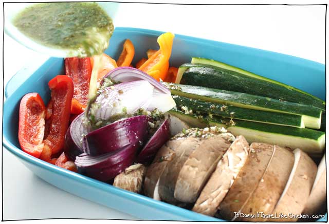 素食烤蔬菜吉罗斯!简单的希腊风格晚餐食谱。刚腌制蔬菜,烤架,组装三明治味道。无乳制品,素食。#itdoesnttttaStelikechicken