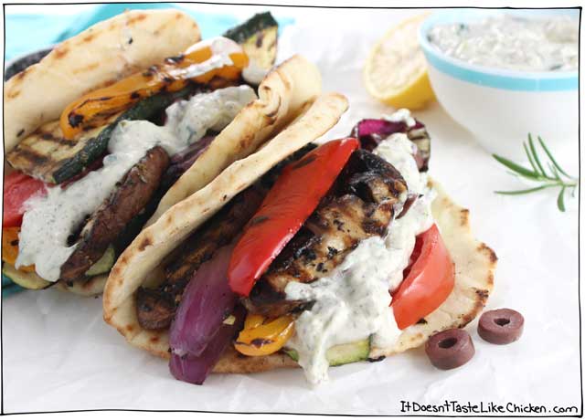 素食烤蔬菜吉罗斯!简单的希腊风格晚餐食谱。刚腌制蔬菜,烤架,组装三明治味道。无乳制品,素食。#itdoesnttttaStelikechicken