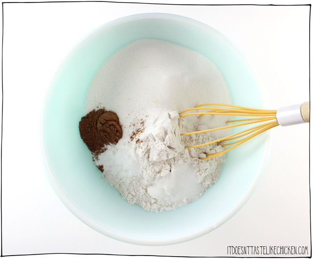 素食南瓜香料蛋糕!这种制作简单,超级湿润的蛋糕是感恩节或迎接秋天的完美甜点。涂上松软的南瓜香料糖霜,也可以不涂。乳糖过敏症,无蛋。#itdoesnttttaStelikechickenGydF4y2Ba