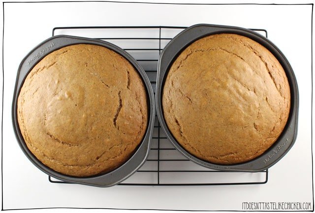 素食南瓜香料蛋糕!这种制作简单,超级湿润的蛋糕是感恩节或迎接秋天的完美甜点。涂上松软的南瓜香料糖霜,也可以不涂。乳糖过敏症,无蛋。#itdoesnttttaStelikechickenGydF4y2Ba