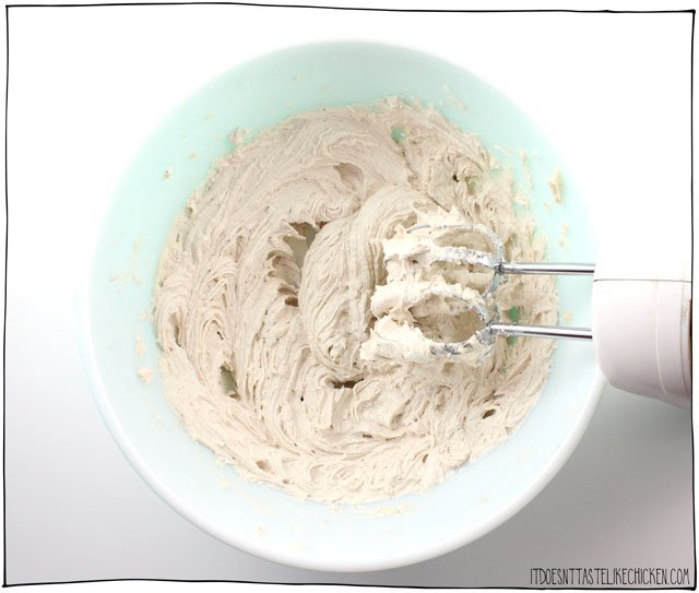 素食南瓜香料蛋糕!这种制作简单,超级湿润的蛋糕是感恩节或迎接秋天的完美甜点。涂上松软的南瓜香料糖霜,也可以不涂。乳糖过敏症,无蛋。#itdoesnttttaStelikechickenGydF4y2Ba