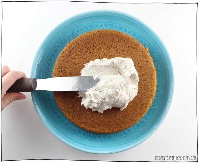 素食南瓜香料蛋糕!这种制作简单,超级湿润的蛋糕是感恩节或迎接秋天的完美甜点。涂上松软的南瓜香料糖霜,也可以不涂。乳糖过敏症,无蛋。#itdoesnttttaStelikechickenGydF4y2Ba