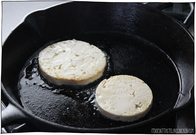 素食煎蛋! ?很容易做一个溏心的素食蛋黄!伟大的任何人是没有鸡蛋,但错过了这个早餐款待,或完美的愚人节!#它不像鸡肉#素食食谱#素食早餐#愚人节#素食鸡蛋GydF4y2Ba