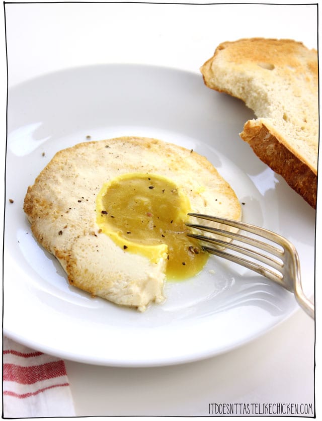 素食煎蛋! ?很容易做一个溏心的素食蛋黄!伟大的任何人是没有鸡蛋,但错过了这个早餐款待,或完美的愚人节!#它不像鸡肉#素食食谱#素食早餐#愚人节#素食鸡蛋GydF4y2Ba