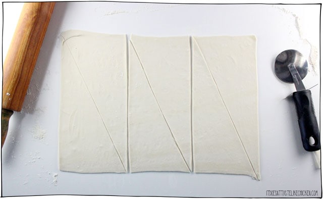 超级轻松素食羊角面包!这个食谱黑客使用商店购买的酥皮糕点来使世界最简单的羊角面包。您可以享受普通,填充巧克力,或乳制品奶酪。为早餐或早餐提供烤箱的温暖。#itdoesnttastelikechicken #veg竞彩足球app下载苹果anrecipes #croissants #veganbakingGydF4y2Ba