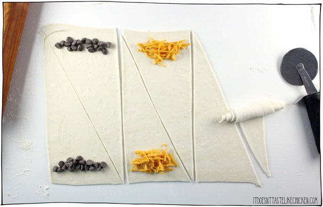 超级轻松素食羊角面包!这个食谱黑客使用商店购买的酥皮糕点来使世界最简单的羊角面包。您可以享受普通,填充巧克力,或乳制品奶酪。为早餐或早餐提供烤箱的温暖。#itdoesnttastelikechicken #veg竞彩足球app下载苹果anrecipes #croissants #veganbakingGydF4y2Ba