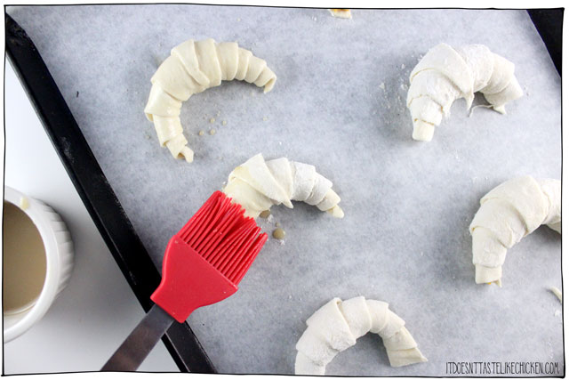 超级轻松素食羊角面包!这个食谱黑客使用商店购买的酥皮糕点来使世界最简单的羊角面包。您可以享受普通,填充巧克力,或乳制品奶酪。为早餐或早餐提供烤箱的温暖。#itdoesnttastelikechicken #veg竞彩足球app下载苹果anrecipes #croissants #veganbakingGydF4y2Ba