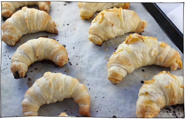 超级轻松素食羊角面包!这个食谱黑客使用商店购买的酥皮糕点来使世界最简单的羊角面包。您可以享受普通,填充巧克力,或乳制品奶酪。为早餐或早餐提供烤箱的温暖。#itdoesnttastelikechicken #veg竞彩足球app下载苹果anrecipes #croissants #veganbakingGydF4y2Ba