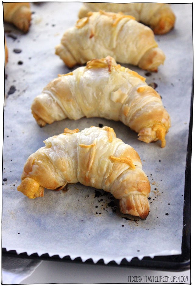 超级轻松素食羊角面包!这个食谱黑客使用商店购买的酥皮糕点来使世界最简单的羊角面包。您可以享受普通,填充巧克力,或乳制品奶酪。为早餐或早餐提供烤箱的温暖。#itdoesnttastelikechicken #veg竞彩足球app下载苹果anrecipes #croissants #veganbakingGydF4y2Ba