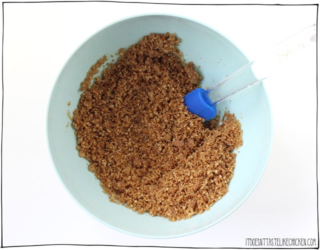 易素食南瓜芝士蛋糕!制作搅拌机,烘烤,让冷却过夜,以便进行一款易于制作的甜点。非常适合感恩节或圣诞节。乳白色的芝士蛋糕,秋天的南瓜风味,不太甜美,只是完美的嘴巴令人愉快的美味。无乳制品,无麸质。#itdoesnttastelikechicken #veg竞彩足球app下载苹果anrecipes #vegandessert #thanksgivingGydF4y2Ba