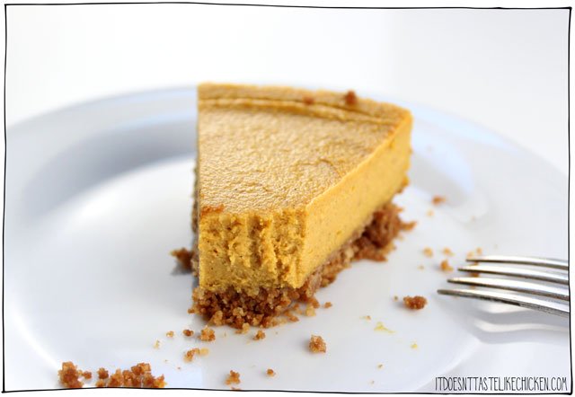 易素食南瓜芝士蛋糕!制作搅拌机,烘烤,让冷却过夜,以便进行一款易于制作的甜点。非常适合感恩节或圣诞节。乳白色的芝士蛋糕,秋天的南瓜风味,不太甜美,只是完美的嘴巴令人愉快的美味。无乳制品,无麸质。#itdoesnttastelikechicken #veg竞彩足球app下载苹果anrecipes #vegandessert #thanksgivingGydF4y2Ba