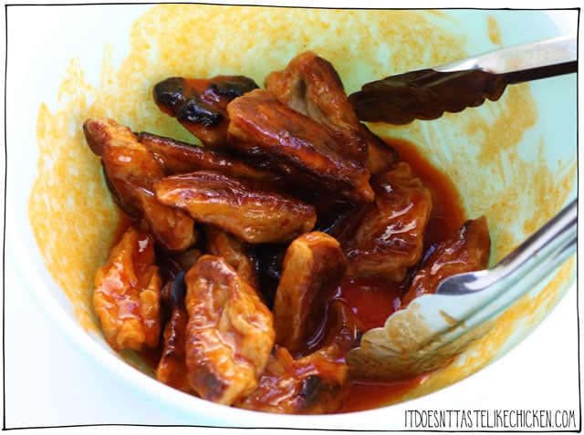 素食鸡翅!!!!素食主义者Seitan叮咬两种口味,粘性大蒜和水牛酱。这个经典的酒吧食物与素食蓝奶酪蘸酱和所有!使配方。完美的Superbowl星期天,游戏夜或派对开胃菜。#itdoesnttastelikechicken #veg竞彩足球app下载苹果anrecipes #vegan.GydF4y2Ba