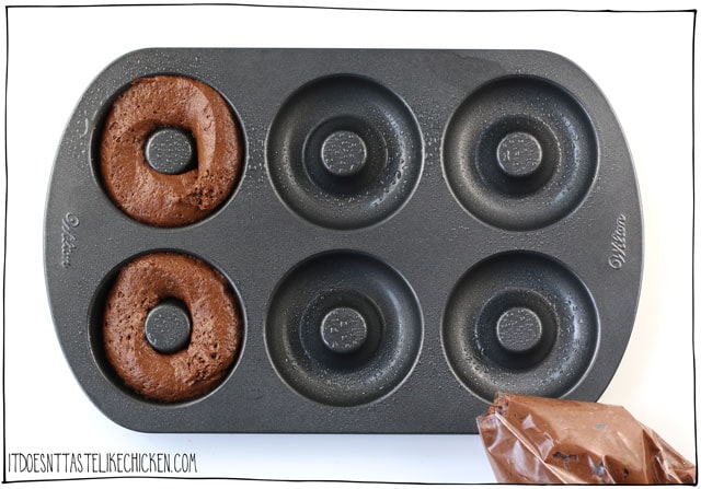 素食双层巧克力甜甜圈!最好的烤巧克力甜甜圈配方,只需30分钟即可完成。在你的巧克力甜甜圈上撒些糖屑、碎坚果,或者干脆不加。#它不像鸡肉#素食食谱#素食甜点#甜甜圈竞彩足球app下载苹果gydF4y2Ba