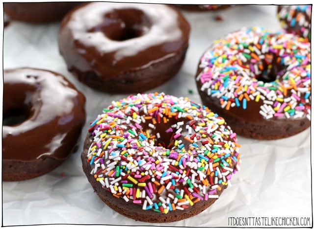 素食双层巧克力甜甜圈!最好的烤巧克力甜甜圈配方,只需30分钟即可完成。在你的巧克力甜甜圈上撒些糖屑、碎坚果,或者干脆不加。#它不像鸡肉#素食食谱#素食甜点#甜甜圈竞彩足球app下载苹果gydF4y2Ba