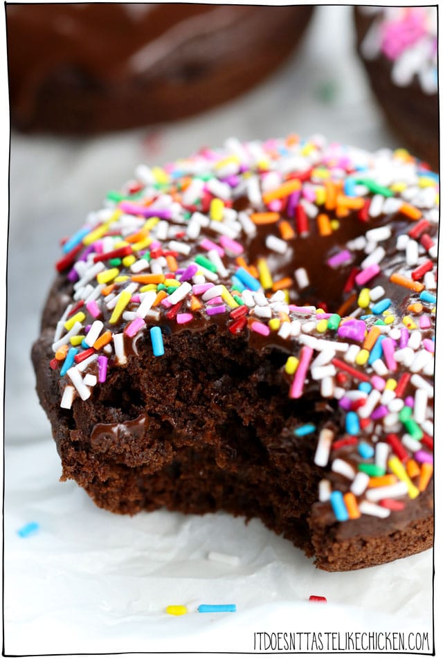 素食双层巧克力甜甜圈!最好的烤巧克力甜甜圈配方,只需30分钟即可完成。在你的巧克力甜甜圈上撒些糖屑、碎坚果,或者干脆不加。#它不像鸡肉#素食食谱#素食甜点#甜甜圈竞彩足球app下载苹果gydF4y2Ba