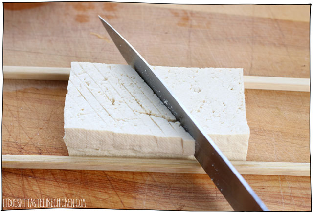 嘟嘟和芯片 - (素食鱼和薯条)!!“鱼”是用豆腐制成的,具有一种特殊的技术,使其变形,充满了味道,全部煎煮在自制啤酒面糊。#itdoesnttastelikechicken #vegan.GydF4y2Ba