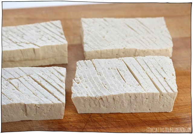 嘟嘟和芯片 - (素食鱼和薯条)!!“鱼”是用豆腐制成的,具有一种特殊的技术,使其变形,充满了味道,全部煎煮在自制啤酒面糊。#itdoesnttastelikechicken #vegan.GydF4y2Ba