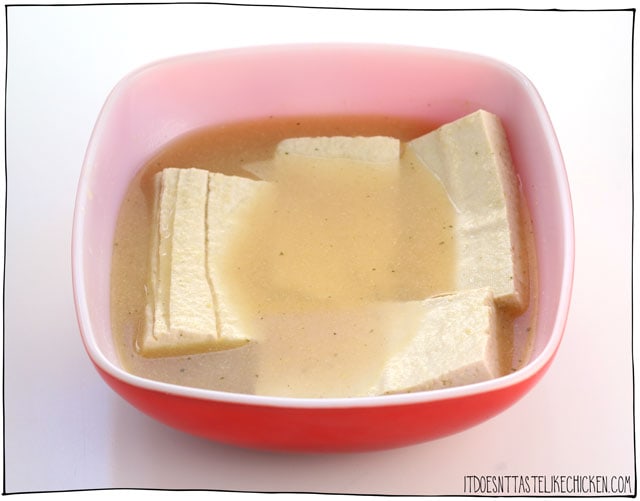 嘟嘟和芯片 - (素食鱼和薯条)!!“鱼”是用豆腐制成的,具有一种特殊的技术,使其变形,充满了味道,全部煎煮在自制啤酒面糊。#itdoesnttastelikechicken #vegan.GydF4y2Ba