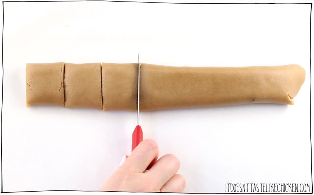 将面包卷切成片,做成单独的无花果饼。GydF4y2Ba