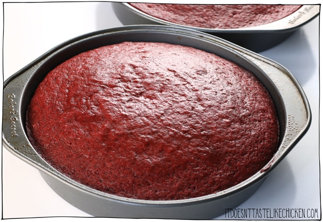 烘烤,直到一根牙签插入蛋糕的中心,取出时是干净的。GydF4y2Ba