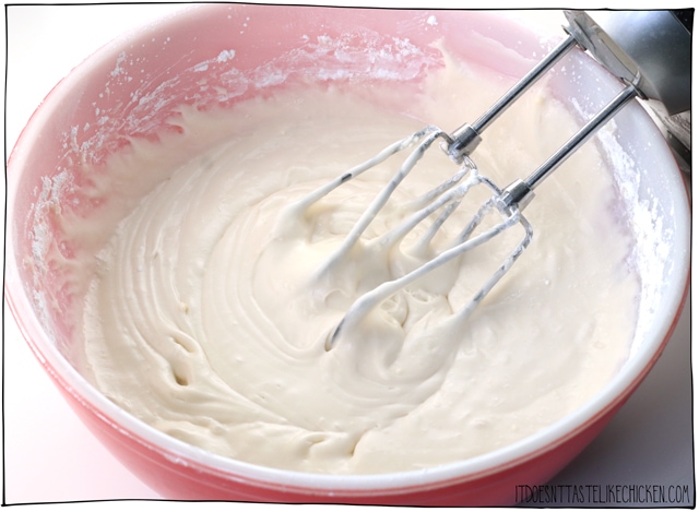 根据需要搅打糖霜,并根据需要冻结素食红色天鹅绒蛋糕。2020欧洲杯k季后赛GydF4y2Ba