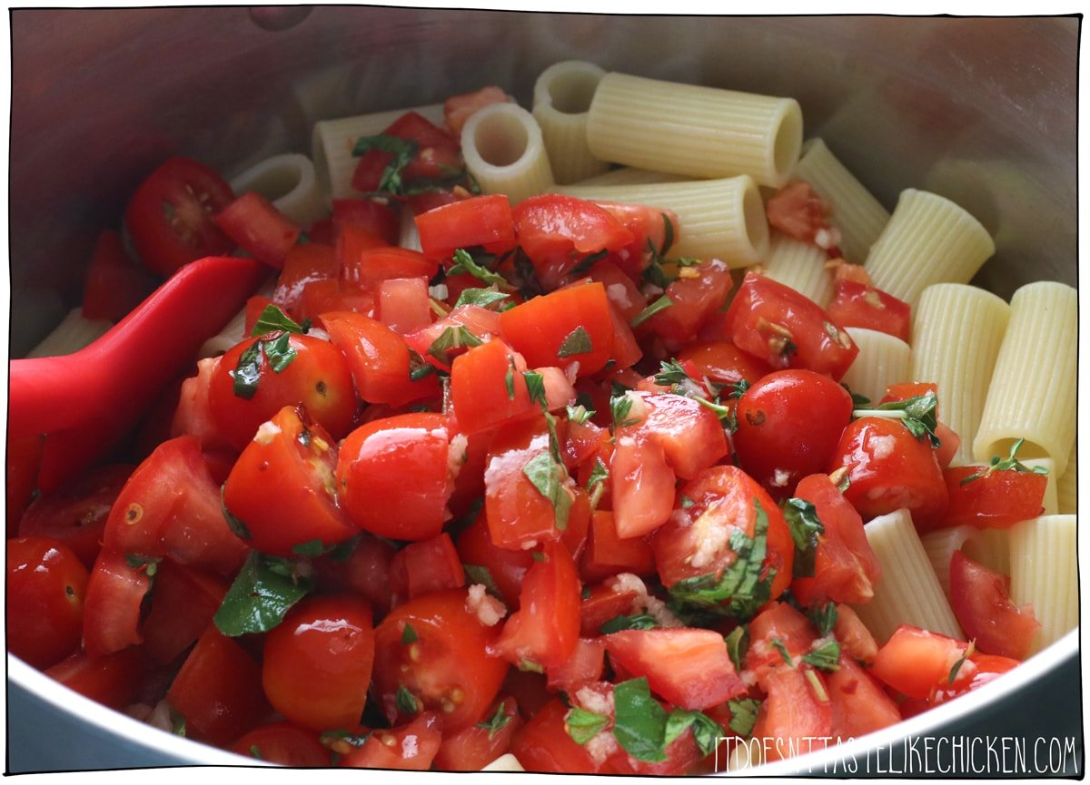 把西红柿和热意大利面一起搅拌。gydF4y2Ba