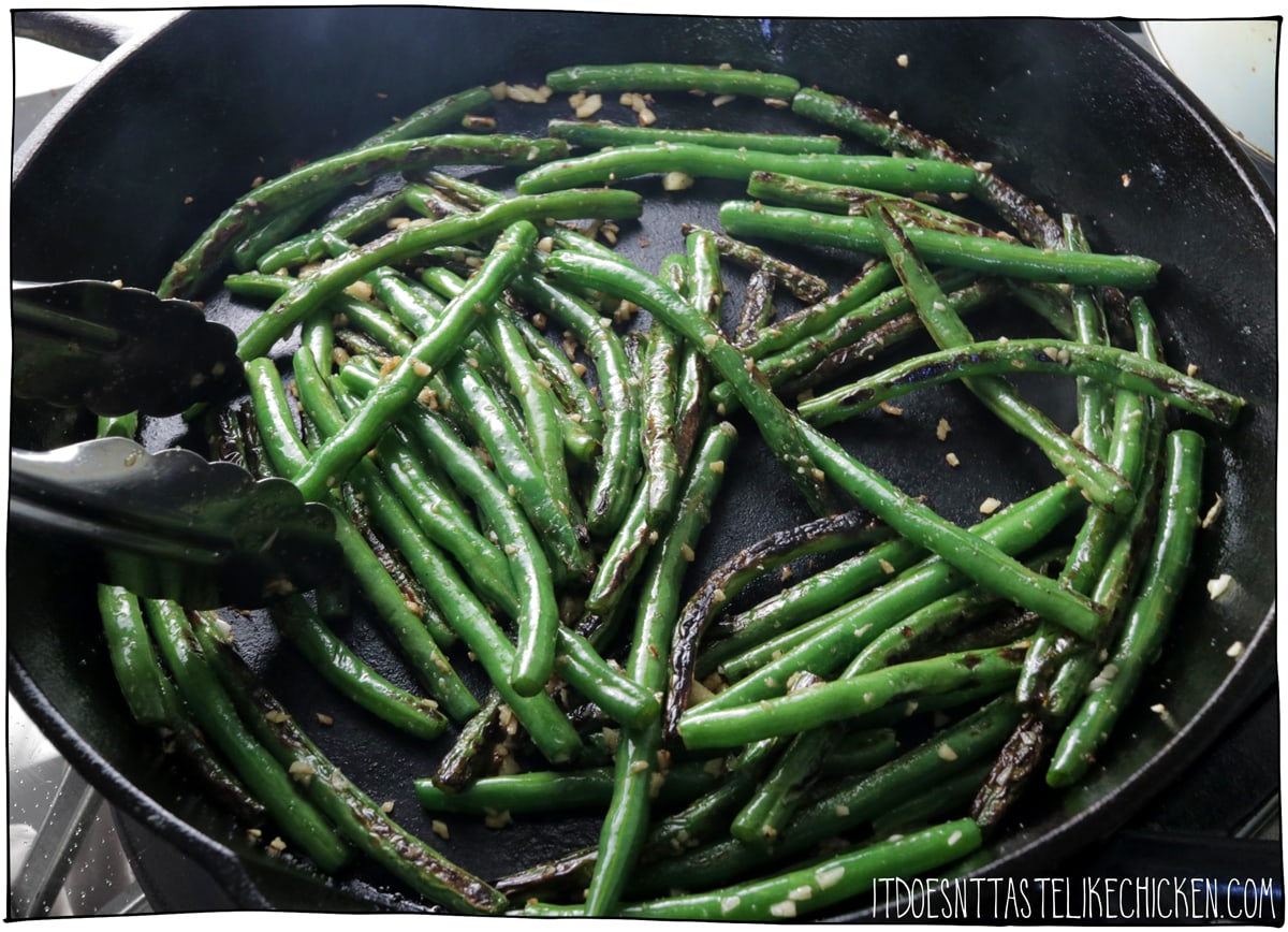 加入大蒜并煮一分钟。添加调味料。它已准备好服务!GydF4y2Ba