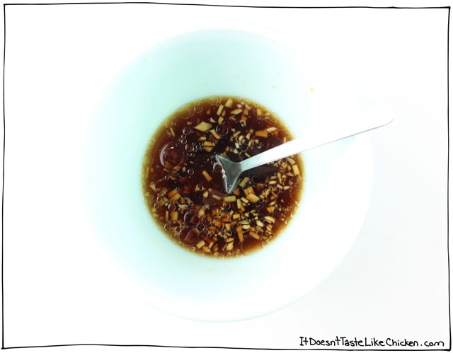 爱上这个芝麻Bok Choy＆胡萝卜沙拉。任何亚洲风格的膳食都是一个完美的健康配菜。它坐下来越好，所以它也适用于Potlucks！#it​​doesnttttaStelikechicken