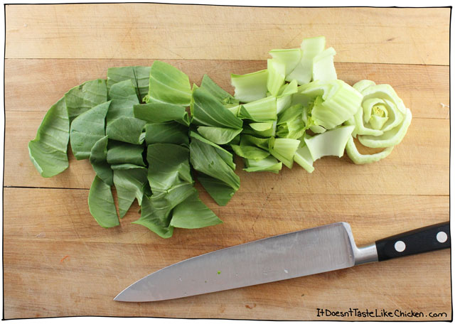 爱上这个芝麻Bok Choy＆胡萝卜沙拉。任何亚洲风格的膳食都是一个完美的健康配菜。它坐下来越好，所以它也适用于Potlucks！#it​​doesnttttaStelikechicken