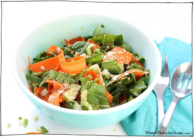 爱上这个芝麻Bok Choy＆胡萝卜沙拉。任何亚洲风格的膳食都是一个完美的健康配菜。它坐下来越好，所以它也适用于Potlucks！#it​​doesnttttaStelikechicken