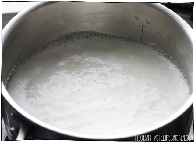 在另一个锅中，煨植物牛奶和大蒜。GydF4y2Ba