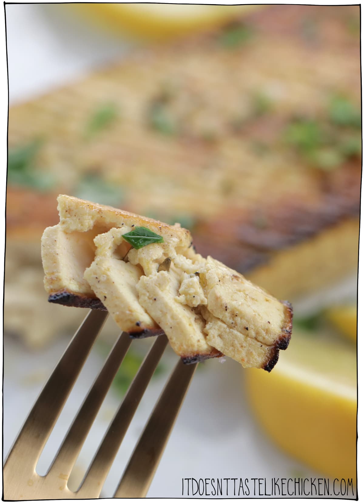 素食豆腐片（素食鱼）！只有10种原料来制作这个素食鱼食谱!豆腐被切得很薄，这样就有了惊人的片状口感。然后，豆腐被裹上海苔制成的腌料，让人有一种大海的味道。完美的素食海鲜替代品。#it​​doesnttastelikechicken #veganrecipe #tofu.gydF4y2Ba