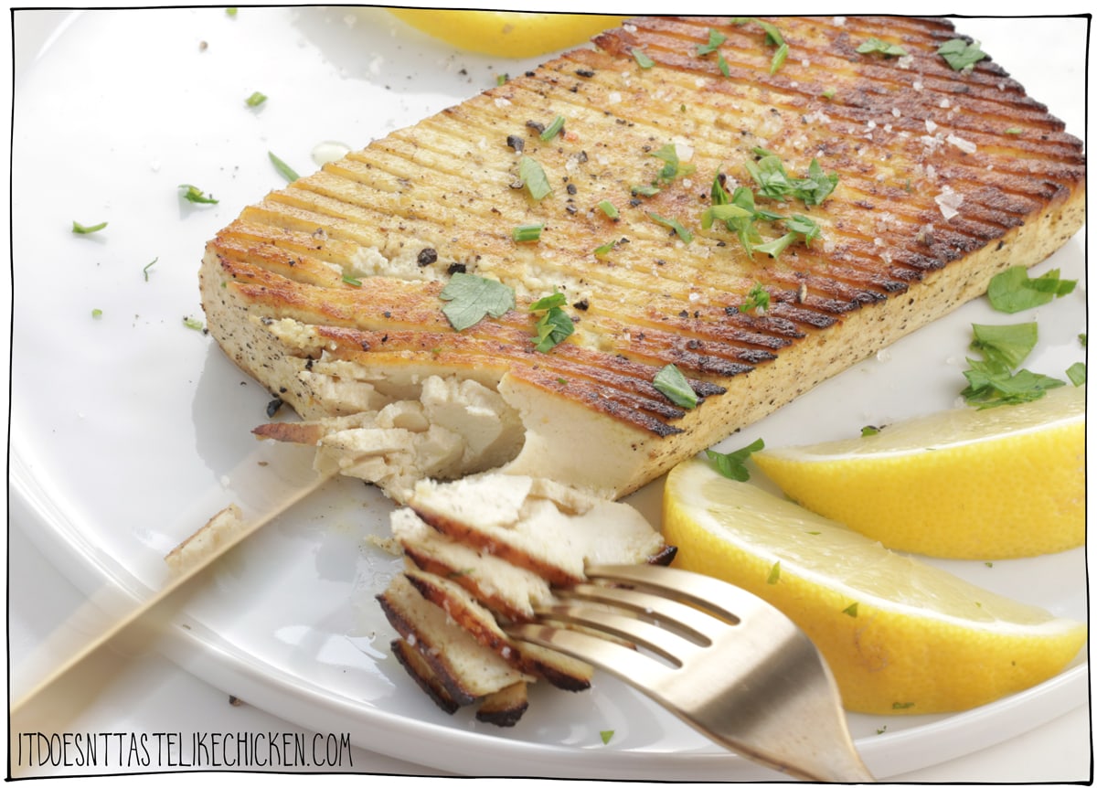 素食豆腐片（素食鱼）！只有10种原料来制作这个素食鱼食谱!豆腐被切得很薄，这样就有了惊人的片状口感。然后，豆腐被裹上海苔制成的腌料，让人有一种大海的味道。完美的素食海鲜替代品。#it​​doesnttastelikechicken #veganrecipe #tofu.gydF4y2Ba